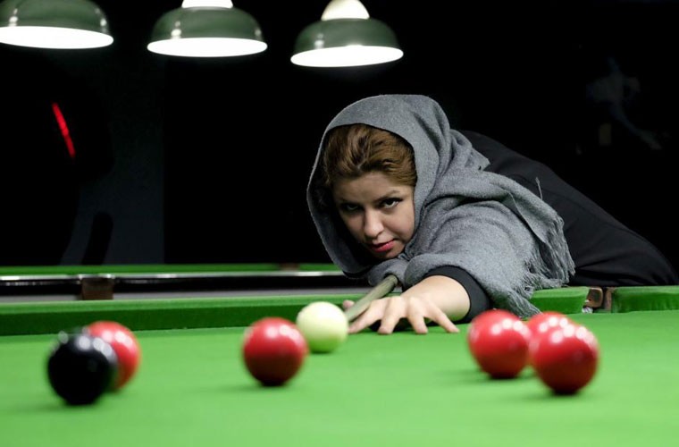 Nhà vô địch bida snooker dành cho nữ của Iran, Akram Mohammadi Amini đang tập luyện hôm 8/12/2015.